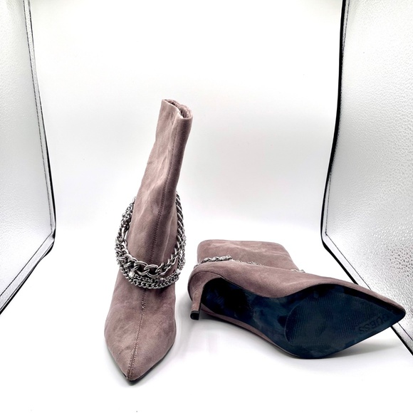 Guess Dasilda Gray Suede ankle bootie with chains, size 7M - Picture 4 of 4